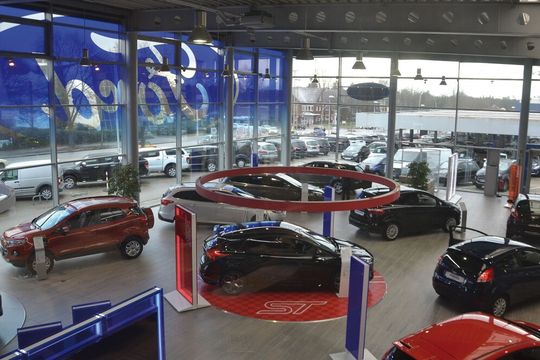 Das blaue Ford-Oval ist ein Blickfang. Das blaue Ford-Oval ist ein Blickfang.