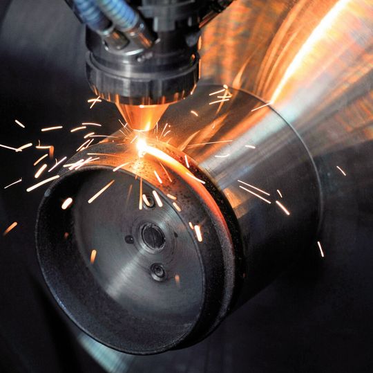 Bild 1: Laserauftragschweißen in der Fünf-Achs-Fräsmaschine – Die Hybridmaschine Lasertec 65 3D kombiniert das generative Laseraufbauverfahren mit der Fräsbearbeitung. Bild 1: Laserauftragschweißen in der Fünf-Achs-Fräsmaschine – Die Hybridmaschine Lasertec 65 3D kombiniert das generative Laseraufbauverfahren mit der Fräsbearbeitung.