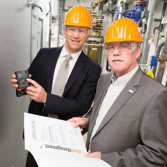 Bernd Stommel (links), Gebäudemanager an allen drei Chempark-Standorten im Geschäftsfeld Bildung, erläutert Wilhelm Heuken, Leiter Currenta-Bildung, seinen Verbesserungsvorschlag.