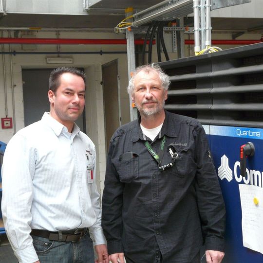 Helmut Rembert (r.), Senior Facilities Engineer im John Deere-Werk Mannheim und Norbert Nitsche CompAir Key Account Manager, sind mit dem Quantima-Kompressor von Compair zufrieden.