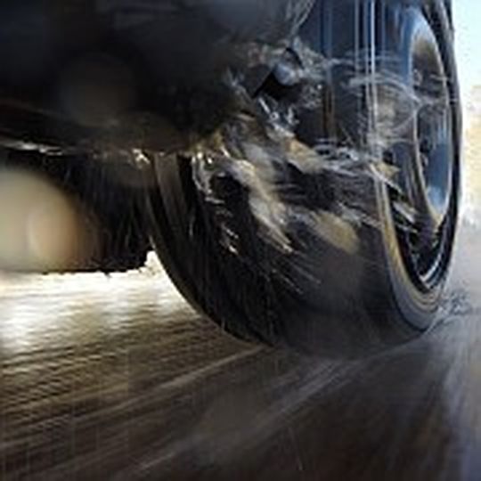 Nasse Fahrbahn: Immer noch eine Herausforderung für Reifen.