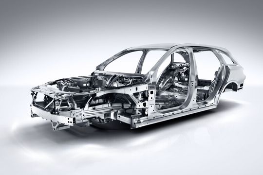 Das Exponat des C-Klasse T-Modells steht beim Leichtbau-Gipfel 2015.