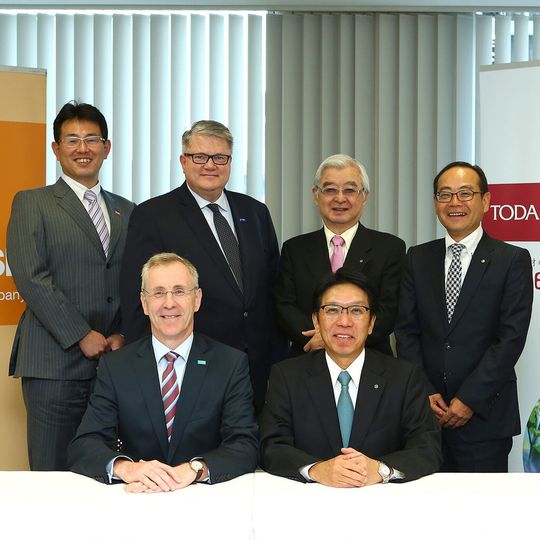 Bei der Gründung des Joint-Ventures: Vorne, von links: Dr. Joerg-Christian Steck, Representative Director & President of BASF Japan, Shigeru Takaragi, President, TODA KOGYO CORP. Bei der Gründung des Joint-Ventures: Vorne, von links: Dr. Joerg-Christian Steck, Representative Director & President of BASF Japan, Shigeru Takaragi, President, TODA KOGYO CORP.
