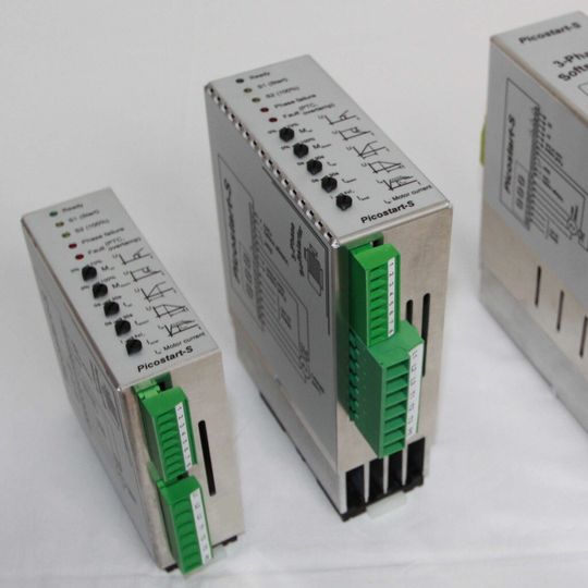 Die Geräte der Serie Picostart-S arbeiten mit einer elektronischen Phasenanschnittsteuerung, begrenzen dadurch Einschaltströme und schützen die von Motoren angetriebenen mechanischen Komponenten. Die Geräte der Serie Picostart-S arbeiten mit einer elektronischen Phasenanschnittsteuerung, begrenzen dadurch Einschaltströme und schützen die von Motoren angetriebenen mechanischen Komponenten.