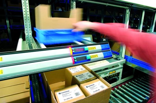 Das Dynamic Picking System signalisiert über LED-Displays, welcher Behälter nicht mehr benötigt wird, um den Kanal automatisch mit einem anderen Artikel zu bestücken. Bild: Witron Das Dynamic Picking System signalisiert über LED-Displays, welcher Behälter nicht mehr benötigt wird, um den Kanal automatisch mit einem anderen Artikel zu bestücken. Bild: Witron