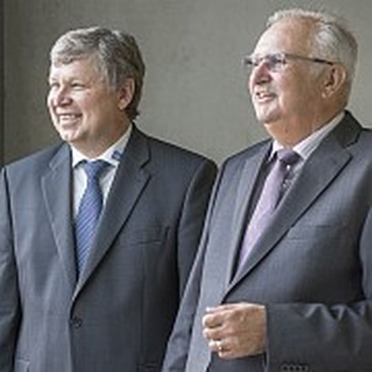 Neuer Chef bei ZF Services: Helmut Ernst (links) folgt auf Alois Ludwig. Neuer Chef bei ZF Services: Helmut Ernst (links) folgt auf Alois Ludwig.