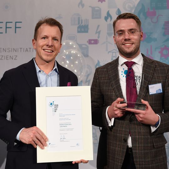 Christoph Tatje (r.) und Andreas Eckstein freuen sich über den Jurypreis für ihr Projekt Energie Einspar Protect. Dabei handelt es sich um eine Absicherung für versprochene Energieeinsparungen.