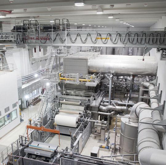 In der neuen 3000 m² großen Halle von Fripa produziert die Papiermaschine PM7 jährlich rund 36.000 t hochwertige Tissuepapiere. In der neuen 3000 m² großen Halle von Fripa produziert die Papiermaschine PM7 jährlich rund 36.000 t hochwertige Tissuepapiere.