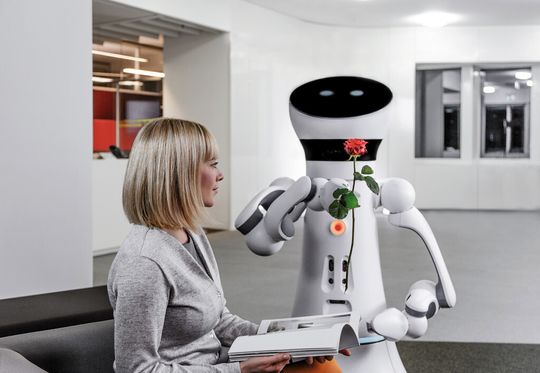 Mit seiner zuvorkommenden, freundlichen und sympathischen Art verhält sich Care-O-bot 4 wie ein echter Gentleman. Mit seiner zuvorkommenden, freundlichen und sympathischen Art verhält sich Care-O-bot 4 wie ein echter Gentleman.