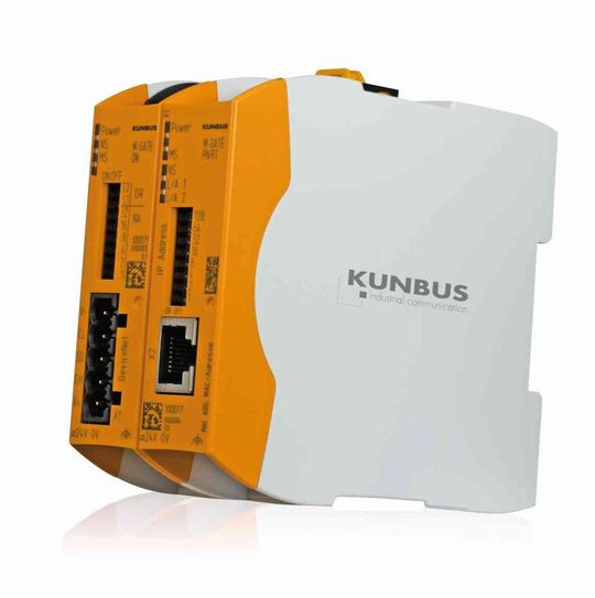 Zwei Module, verbunden mit einer Steckbrücke, ergeben ein Kunbus M Gate Gateway. Zwei Module, verbunden mit einer Steckbrücke, ergeben ein Kunbus M Gate Gateway.