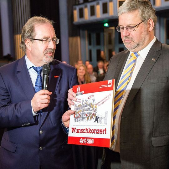 Liebgewonnenes Ritual zu Beginn der Verhandlungen: Peter Hausmann, Verhandlungsführer der IG BCE, übergibt Hans-Carsten Hansen, Vertreter der Arbeitgeberseite (BAVC), eine "Wunschkonzert"-Schallplatte mit den Forderungen der Gewerkschaft in Dauerschleife. Liebgewonnenes Ritual zu Beginn der Verhandlungen: Peter Hausmann, Verhandlungsführer der IG BCE, übergibt Hans-Carsten Hansen, Vertreter der Arbeitgeberseite (BAVC), eine "Wunschkonzert"-Schallplatte mit den Forderungen der Gewerkschaft in Dauerschleife.