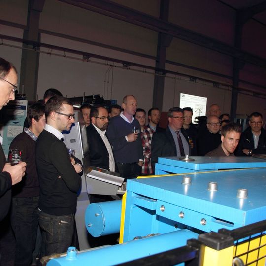 Bei der Besichtigung in der Maschinenhalle des UTS in Siegen-Weidenau konnten neben dem Maschinenpark zahlreiche Versuche live begutachtet werden. Bei der Besichtigung in der Maschinenhalle des UTS in Siegen-Weidenau konnten neben dem Maschinenpark zahlreiche Versuche live begutachtet werden.
