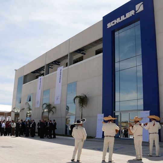 Zu den traditionellen Klängen einer Mariachi-Gruppe hat Schuler die Erweiterung seines Standortes im mexikanischen Puebla gefeiert. Zu den traditionellen Klängen einer Mariachi-Gruppe hat Schuler die Erweiterung seines Standortes im mexikanischen Puebla gefeiert.