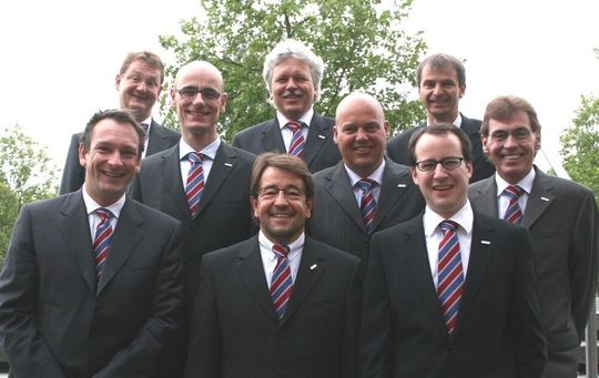 Der neugewählte Comteam-Beirat: hinten (v.l.n.r.) Arndt Halbach, Matthias Netzker, Thomas Klinger; Mitte: Vertriebsleiter Claas Eimer, Uwe Neininger, Dr. Hans Daldrop; vorne: Andreas Hanz, Rudolf Gräbener, Geschäftsführer Julian Riedlbauer. Der neugewählte Comteam-Beirat: hinten (v.l.n.r.) Arndt Halbach, Matthias Netzker, Thomas Klinger; Mitte: Vertriebsleiter Claas Eimer, Uwe Neininger, Dr. Hans Daldrop; vorne: Andreas Hanz, Rudolf Gräbener, Geschäftsführer Julian Riedlbauer.