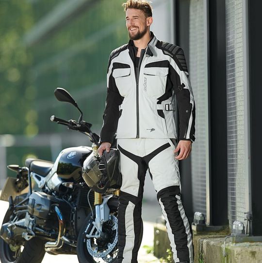Trendig und trotzdem sicher: So beschreibt Büse seine neue Motorradkollektion für die Saison 2015. Trendig und trotzdem sicher: So beschreibt Büse seine neue Motorradkollektion für die Saison 2015.