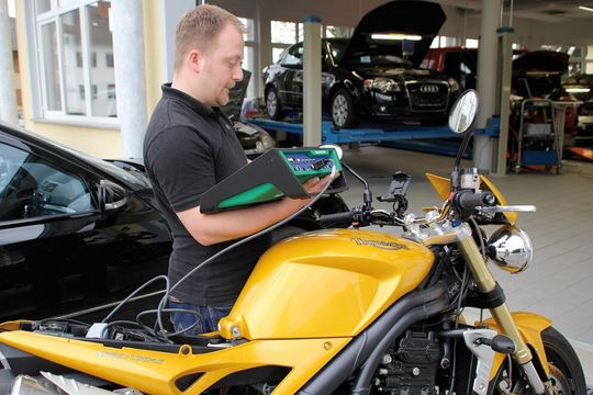 Nur manchmal Bike? Inhaber eines Mega Macs 56/66 können ihren Tester per Software-Upgrade zum Zweiradtester aufrüsten. Nur manchmal Bike? Inhaber eines Mega Macs 56/66 können ihren Tester per Software-Upgrade zum Zweiradtester aufrüsten.