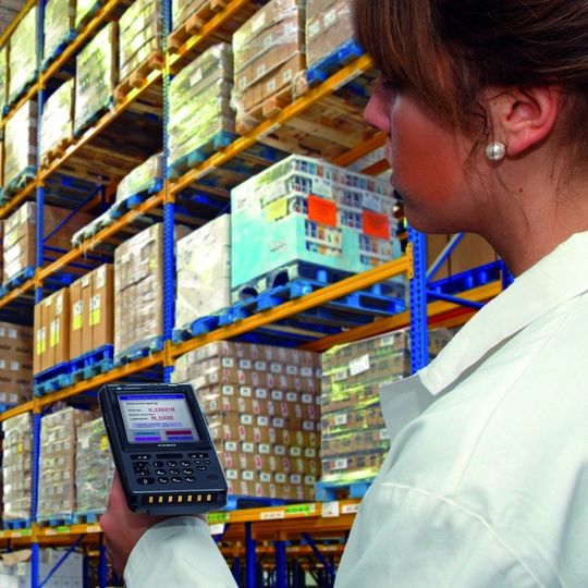 Der IT-600 von Casio mit integriertem Barcodescanner wird auch mit einem praktischen Pistolenhandgriff mit Scanner-Auslösetaste angeboten. Bild: Casio Der IT-600 von Casio mit integriertem Barcodescanner wird auch mit einem praktischen Pistolenhandgriff mit Scanner-Auslösetaste angeboten. Bild: Casio