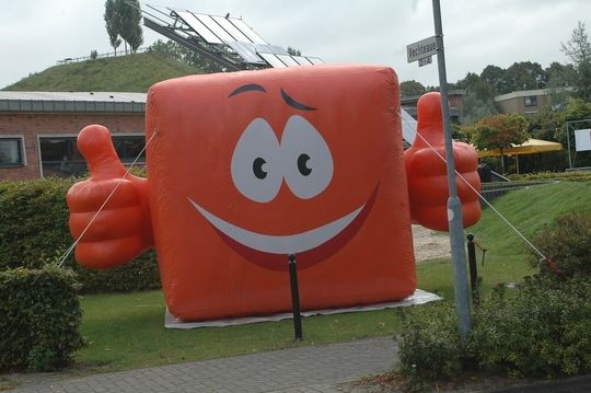 Eno-Maskottchen Horsti begrüßte die Gäste vor der Messehalle. Eno-Maskottchen Horsti begrüßte die Gäste vor der Messehalle.