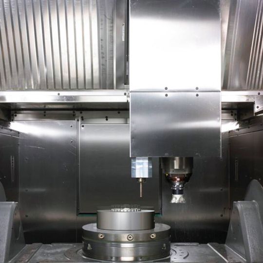 Bild 1: Arbeitsraum des Fünf-Achs-Bearbeitungszentrums mit integrierter MPA-Technik bei der Herstellung eines Werkzeugeinsatzes. Bild 1: Arbeitsraum des Fünf-Achs-Bearbeitungszentrums mit integrierter MPA-Technik bei der Herstellung eines Werkzeugeinsatzes.