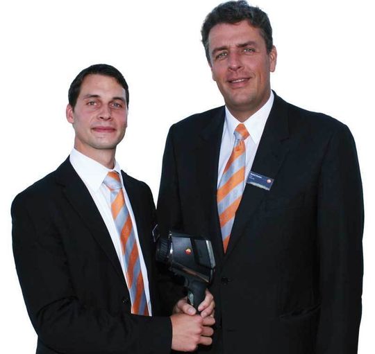 Daniel Auer (links), Produktgruppenmanager Infrarot-Messtechnik, und Burkart Knospe, Vorstandsvorsitzender der Testo AG. Bild: Strutzke Daniel Auer (links), Produktgruppenmanager Infrarot-Messtechnik, und Burkart Knospe, Vorstandsvorsitzender der Testo AG. Bild: Strutzke