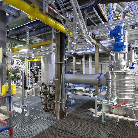 Neue Sondermonomeranlage im Wacker-Werk in Burghausen: Sondermonomere sind wichtige Rohstoffe für die Herstellung spezieller Dispersionspulver. Neue Sondermonomeranlage im Wacker-Werk in Burghausen: Sondermonomere sind wichtige Rohstoffe für die Herstellung spezieller Dispersionspulver.
