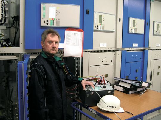 Erich Wollny kümmert sich um die Erstinbetriebsetzung von Neuanlagen bei EVU und Industriekunden und diversen Stadtwerken. Erich Wollny kümmert sich um die Erstinbetriebsetzung von Neuanlagen bei EVU und Industriekunden und diversen Stadtwerken.