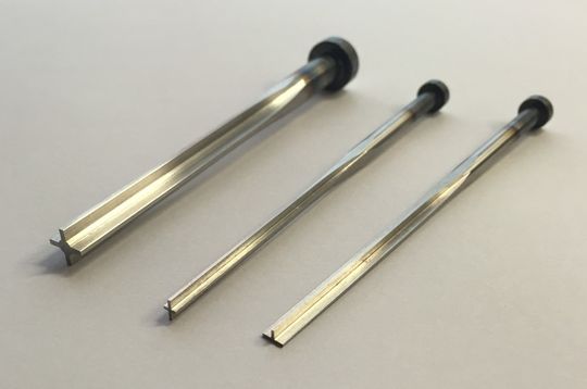 T- und Kreuz-Auswerfer neigen ungeachtet der hohen Druckbelastung in Verbindung mit einem großen Auswerferhub nicht zum Knicken und Brechen wie herkömmliche Bauteile, die für das Auswerfen zuständig sind. (Klicken zum vergrössern.) T- und Kreuz-Auswerfer neigen ungeachtet der hohen Druckbelastung in Verbindung mit einem großen Auswerferhub nicht zum Knicken und Brechen wie herkömmliche Bauteile, die für das Auswerfen zuständig sind. (Klicken zum vergrössern.)