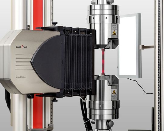 Mit dem Laser Extensometer Array von Zwick Roell lassen sich sichere Materialprüfungen auch im Dauereinsatz durchführen. Mit dem Laser Extensometer Array von Zwick Roell lassen sich sichere Materialprüfungen auch im Dauereinsatz durchführen.