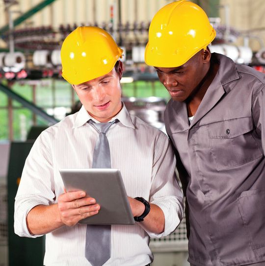 Industrie 4.0 – Steuerung und Überwachung von Maschinen über einen Tablet-PC wird alltäglich. Industrie 4.0 – Steuerung und Überwachung von Maschinen über einen Tablet-PC wird alltäglich.