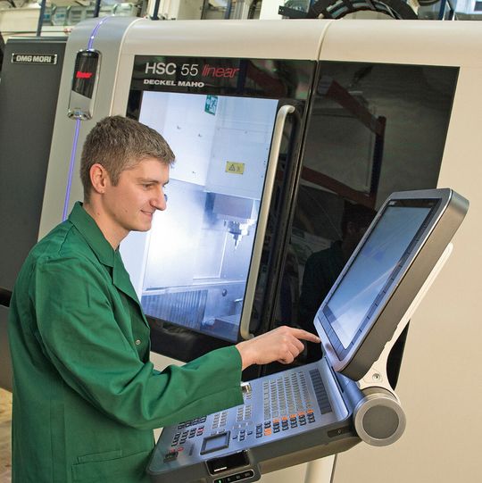 Das neue Messverfahren konnte an einem Prüfstand validiert werden. Dabei zeigt sich, dass bis zu 95 % der Verformungen des Maschinenständers korrigiert werden können.