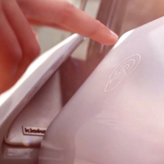Per Touch-Sensor könnte der Fahrer in Zukunft sein Auto öffnen. Per Touch-Sensor könnte der Fahrer in Zukunft sein Auto öffnen.