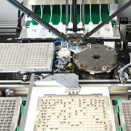 Messung und Teilehandling in hoher Genauigkeit und Schnelligkeit ermöglicht das BMK 3 von Blum-Novotest. Messung und Teilehandling in hoher Genauigkeit und Schnelligkeit ermöglicht das BMK 3 von Blum-Novotest.