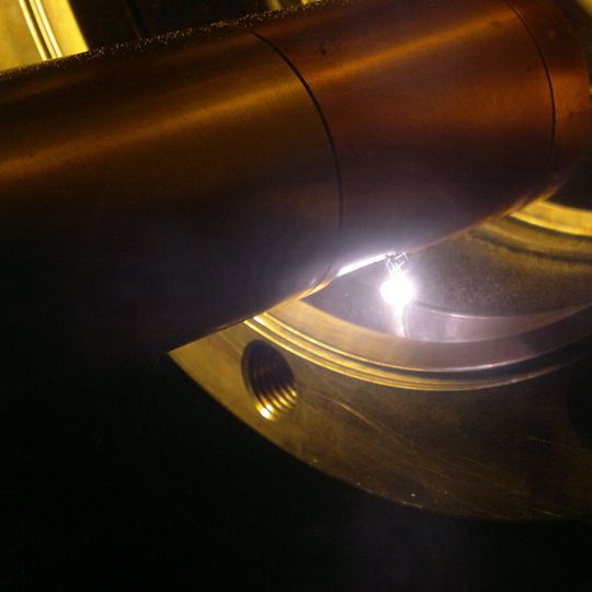 Durch die Eintauchtiefe von 500 Millimetern bietet die I-Clad ideale Voraussetzungen zur Reparatur von Getriebekomponenten, Gehäusen, Zylinderbuchsen oder Werkzeugen. Durch die Eintauchtiefe von 500 Millimetern bietet die I-Clad ideale Voraussetzungen zur Reparatur von Getriebekomponenten, Gehäusen, Zylinderbuchsen oder Werkzeugen.