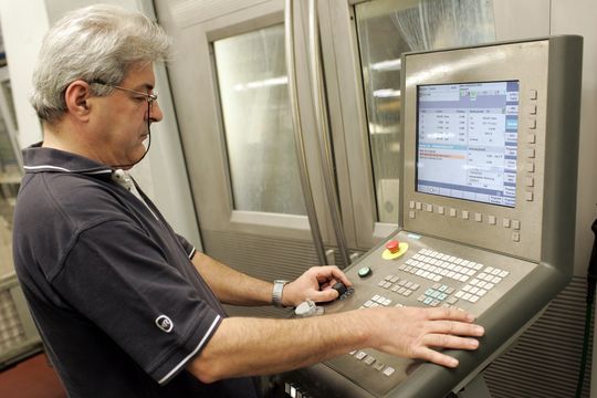 Auf 30 Werkzeugmaschinen fertigt die Maschinenfabrik Reinhausen jährlich rund acht Millionen Einzelteile und setzt dazu etwa 9000 verschiedene NC-Programme ein. Bild: Siemens A&D Auf 30 Werkzeugmaschinen fertigt die Maschinenfabrik Reinhausen jährlich rund acht Millionen Einzelteile und setzt dazu etwa 9000 verschiedene NC-Programme ein. Bild: Siemens A&D
