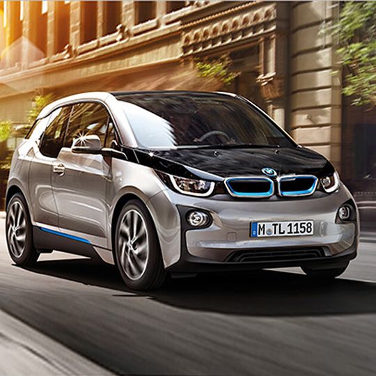 Das amerikanische IT-Unternehmen Apple und Automobilbauer BMW führen derzeit intensive Gespräche über eine enge Zusammenarbeit. Das amerikanische IT-Unternehmen Apple und Automobilbauer BMW führen derzeit intensive Gespräche über eine enge Zusammenarbeit.