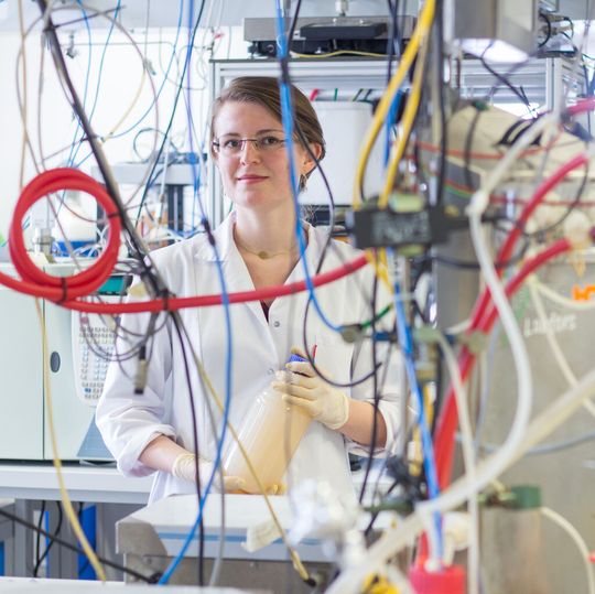 Nicole Mahler mit einer Abwasser-Probe, aus der wertvolle Stoffe gewonnen werden können. Nicole Mahler mit einer Abwasser-Probe, aus der wertvolle Stoffe gewonnen werden können.