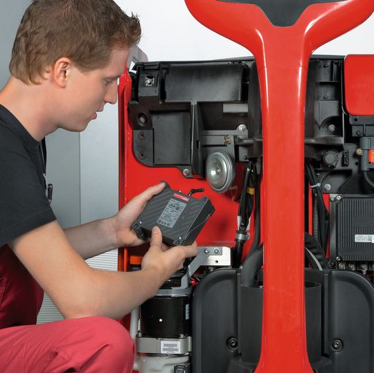 Die „connect:“-Hardwarekomponenten sind mit Neufahrzeugen ab Werk bestellbar und auch als Ersatzteil-Kit zum Nachrüsten zu haben. Die „connect:“-Hardwarekomponenten sind mit Neufahrzeugen ab Werk bestellbar und auch als Ersatzteil-Kit zum Nachrüsten zu haben.