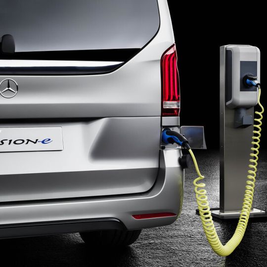 Das V-Klasse Konzeptfahrzeug verfügt über den Plug-in-Hybrid-Antrieb aus der C-Klasse. Das V-Klasse Konzeptfahrzeug verfügt über den Plug-in-Hybrid-Antrieb aus der C-Klasse.