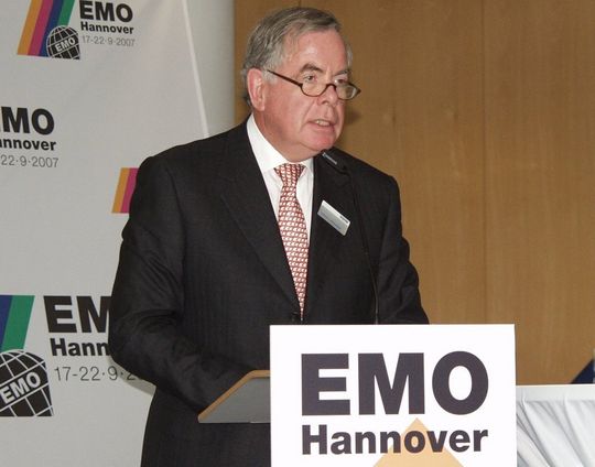 „Die deutschen Hersteller können auch bei Auftragsspitzen mithalten, weil die Produktionsabläufe in der Vergangenheit deutlich optimiert wurden“, so VDW-Geschäftsführer Helmut v. Monschaw in Anspielung auf die enorm hohe Kapazitätsauslastung in der Branche. Bild: Schreier „Die deutschen Hersteller können auch bei Auftragsspitzen mithalten, weil die Produktionsabläufe in der Vergangenheit deutlich optimiert wurden“, so VDW-Geschäftsführer Helmut v. Monschaw in Anspielung auf die enorm hohe Kapazitätsauslastung in der Branche. Bild: Schreier