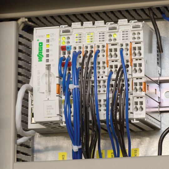 Wago-Fernwirkcontroller der Serie 750 sind in den Ortsnetzstationen für die Übertragung von Meldungen und für die Steuerung der Mittelspannungsschaltanlagen zuständig. Wago-Fernwirkcontroller der Serie 750 sind in den Ortsnetzstationen für die Übertragung von Meldungen und für die Steuerung der Mittelspannungsschaltanlagen zuständig.