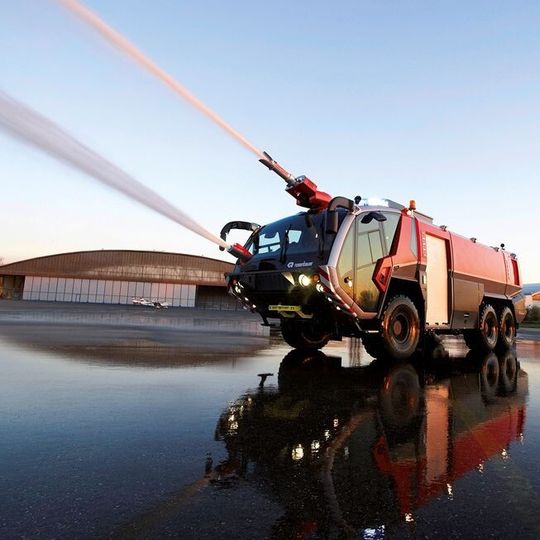 Die Königsklasse der Flughafenlöschfahrzeuge erfüllt Normen und Flughafenanforderungen auf allen Kontinenten der Erde. Seit über 20 Jahren ist der Rosenbauer Panther weltweit ein Begriff für Schnelligkeit, Sicherheit, Design und besondere Löschleistung. Die Königsklasse der Flughafenlöschfahrzeuge erfüllt Normen und Flughafenanforderungen auf allen Kontinenten der Erde. Seit über 20 Jahren ist der Rosenbauer Panther weltweit ein Begriff für Schnelligkeit, Sicherheit, Design und besondere Löschleistung.