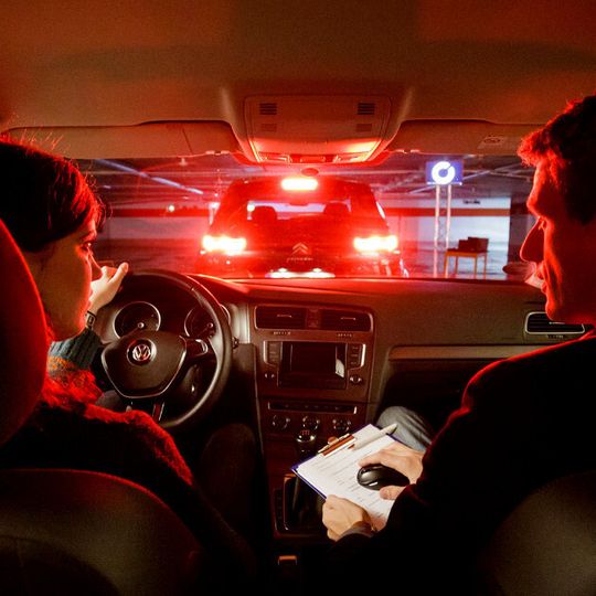 Bei LED-Rückleuchten tritt eine höhere Leuchtdichte über eine kleinere Fläche aus, weswegen viele Nutzer von einer Blendwirkung ausgehen. Bei LED-Rückleuchten tritt eine höhere Leuchtdichte über eine kleinere Fläche aus, weswegen viele Nutzer von einer Blendwirkung ausgehen.