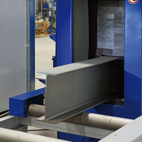 Die Auslaufseite der neuen Agtos-Strahlanlage Ocean Blasters mit einem gestrahlten Träger. Die Auslaufseite der neuen Agtos-Strahlanlage Ocean Blasters mit einem gestrahlten Träger.