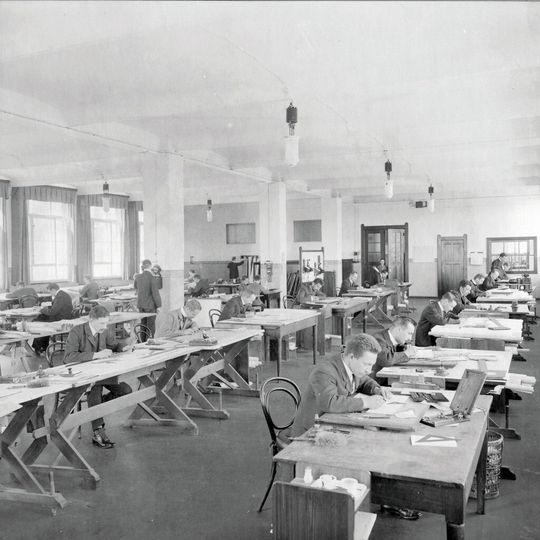 Konstruktionsbüro bei Siemens um 1910 – die Konstrukteure arbeiten noch an Zeichentischen mit Einzelwerkzeugen: mit Lineal, Winkel, Reißzeug.