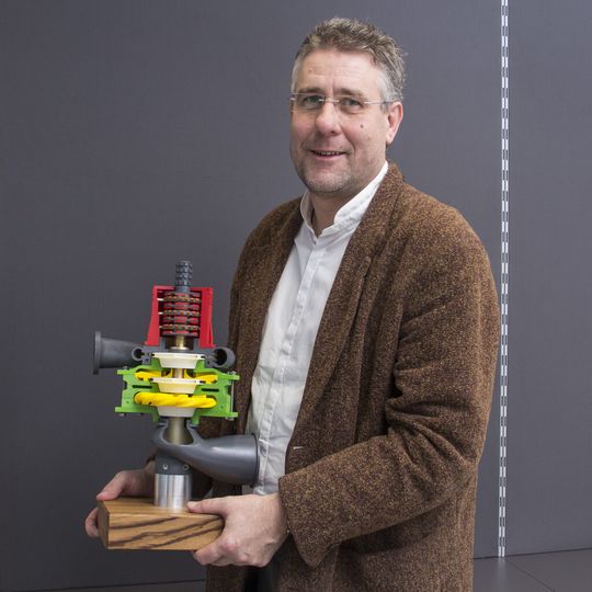 Prof. Christian Bauer mit einem Modell der Pumpe