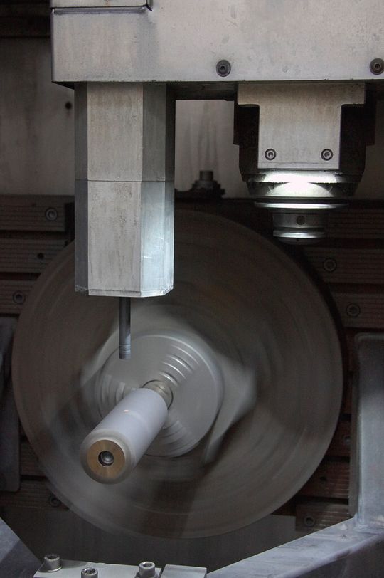 The application unit for the metal powder is integrated into a Hermle 5-axis processing centre. Here, steel powder is melted to the build surface of a shaft. The application unit for the metal powder is integrated into a Hermle 5-axis processing centre. Here, steel powder is melted to the build surface of a shaft.
