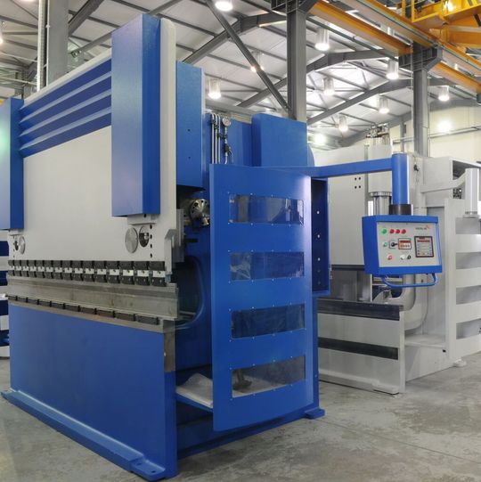 Endmontagehalle für CNC-Biegemaschinen in Standard- und Sonderausrüstungen im Gizelis-Werk in Schimatari Viotias; den Export übernimmt jetzt Boschert. Endmontagehalle für CNC-Biegemaschinen in Standard- und Sonderausrüstungen im Gizelis-Werk in Schimatari Viotias; den Export übernimmt jetzt Boschert.