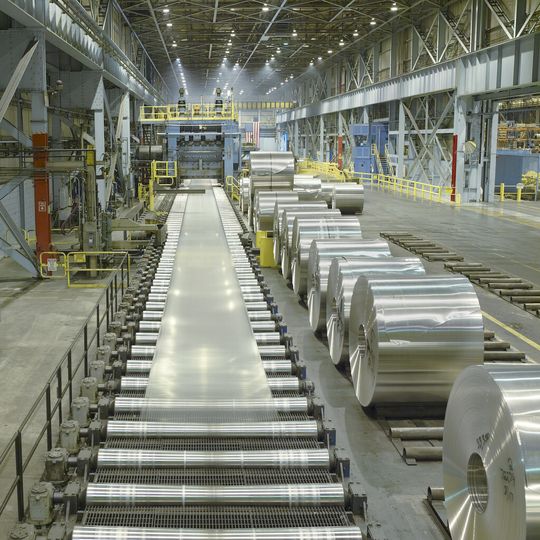 Walzen von Aluminium im Warmwalzwerk in Oswego, NY (USA)