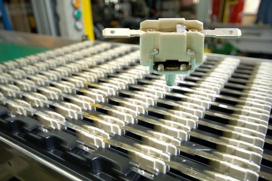 Nur noch hundertprozentig kontrollierte Ware verlässt in kommissionierten Paletten die vollautomatische Fertigungslinie bei Inter Control. Nur noch hundertprozentig kontrollierte Ware verlässt in kommissionierten Paletten die vollautomatische Fertigungslinie bei Inter Control.