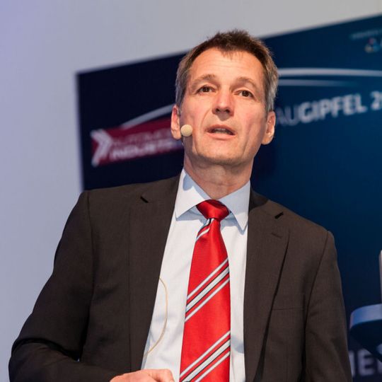 Dr. Seeliger betrachtete in seinen Ausführungen die Erhebungen einer Studie zum Thema Leichtbau. Dr. Seeliger betrachtete in seinen Ausführungen die Erhebungen einer Studie zum Thema Leichtbau.